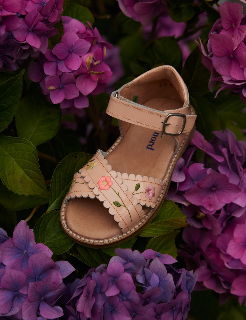 Petit Nord Flower Pop Cross-over scallop sandal Sandals Blush 084