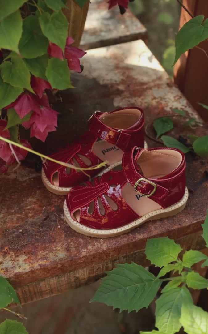 Petit Nord Butterfly Sandal Sandals Cherry Patent 104