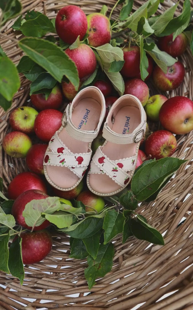Petit Nord Apple Cross-over Scallop Sandal Sandals Cream 052