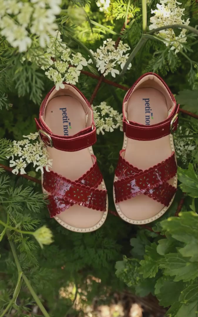 Petit Nord Crossover Scallop Flower Sandals Cherry Patent 104